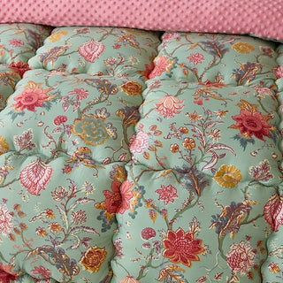 Warme Steppdecke mit Blumen- und Rankenmuster – Kuschelige Decke aus Bumpy Velvet