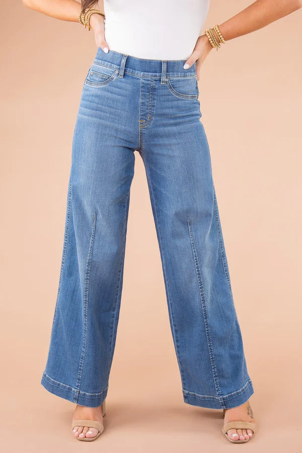 Jeans mit weitem Bein und gesäumter Front