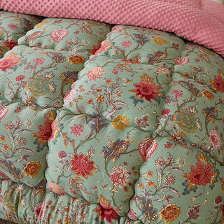 Warme Steppdecke mit Blumen- und Rankenmuster – Kuschelige Decke aus Bumpy Velvet