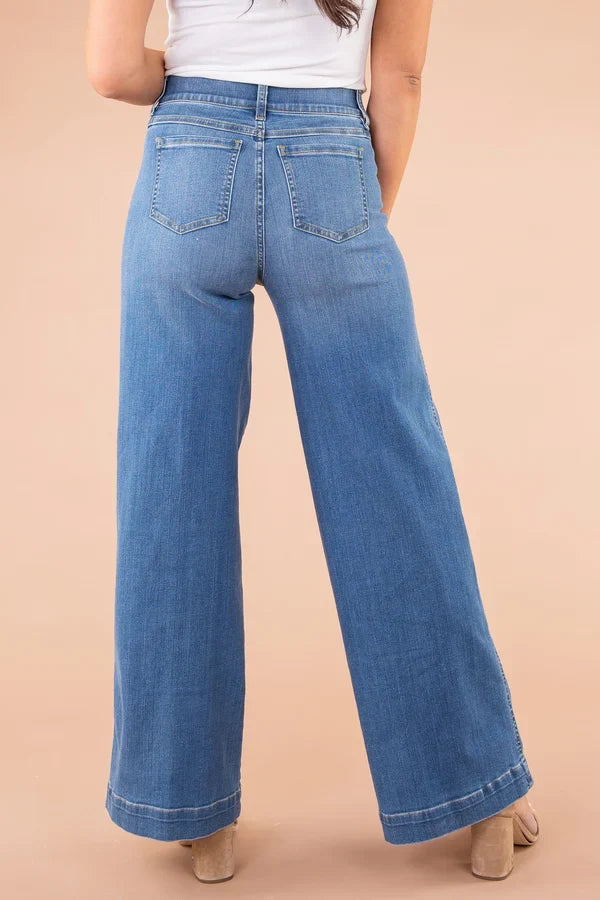 Jeans mit weitem Bein und gesäumter Front